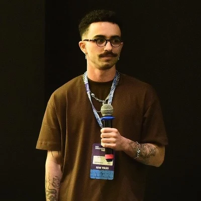 Matheus Gramacho holding a microphone on stage